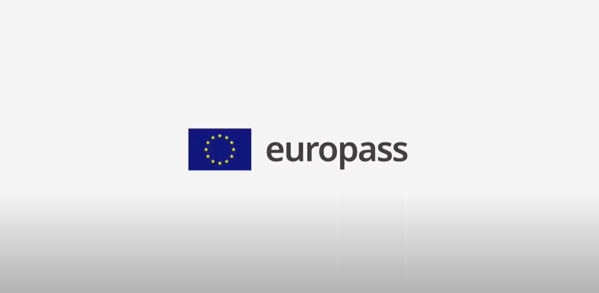 Posnetek zaslona videa predstavitev Europass platforme iz vidika EOK z logotipom Europass
