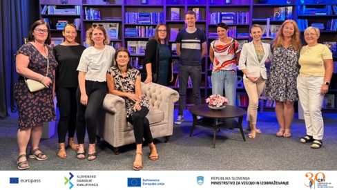 Fotografija udeleženk študijskega obiska na Slovaškem, ter spodaj logotipi projektov in financerjev projekta.